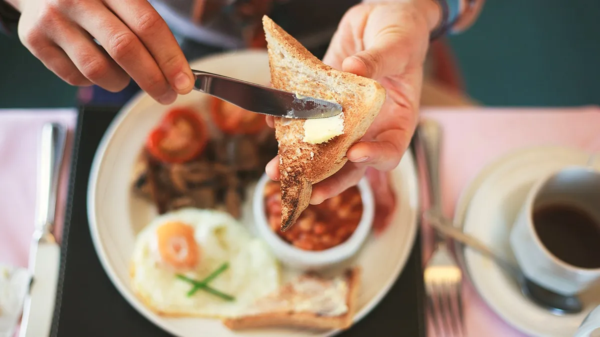 Who Eats Breakfast Late Health Risks