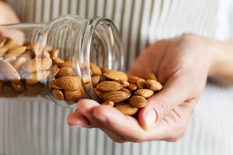Health benefits eating almonds daily