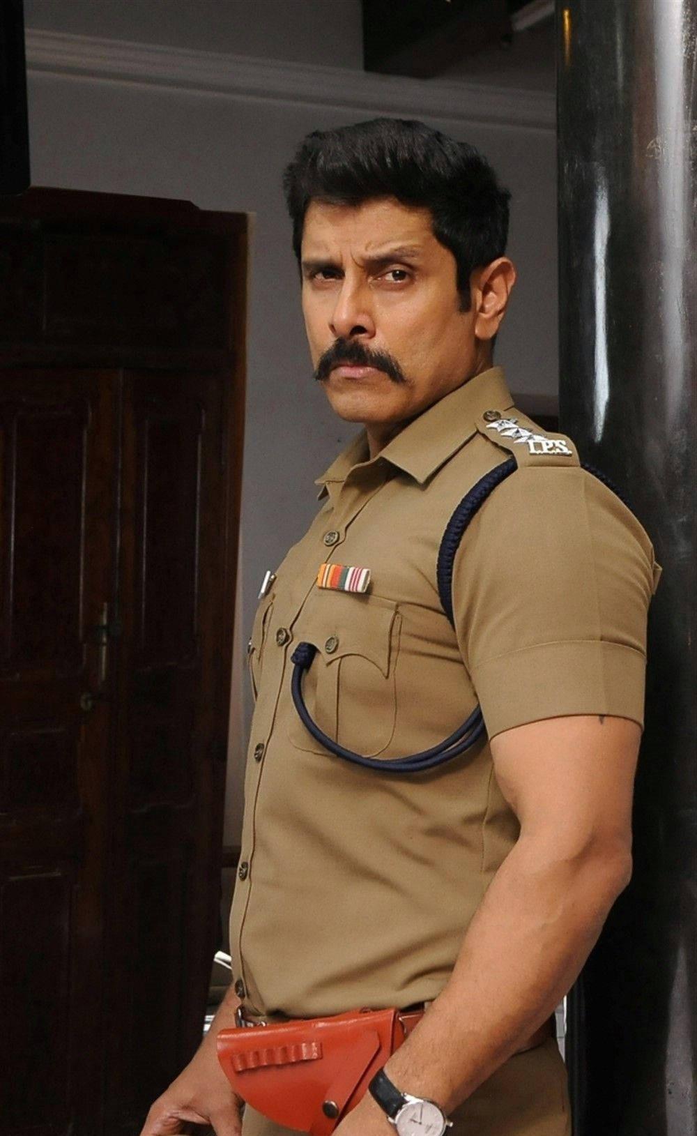 Vikram as a Police Officer 4K Wallpaper