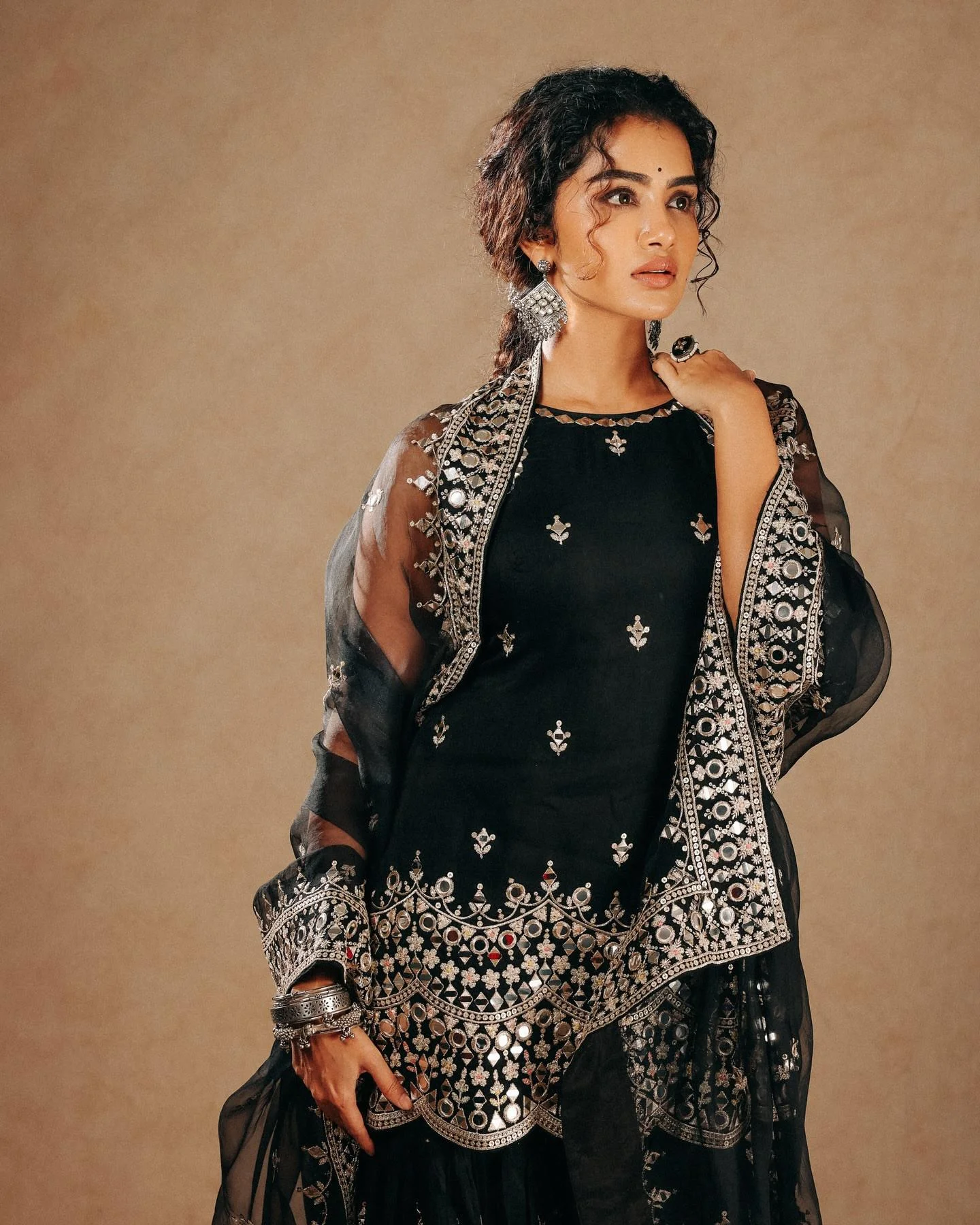Anupama in Black Traditional Wear Hd Wallpaper