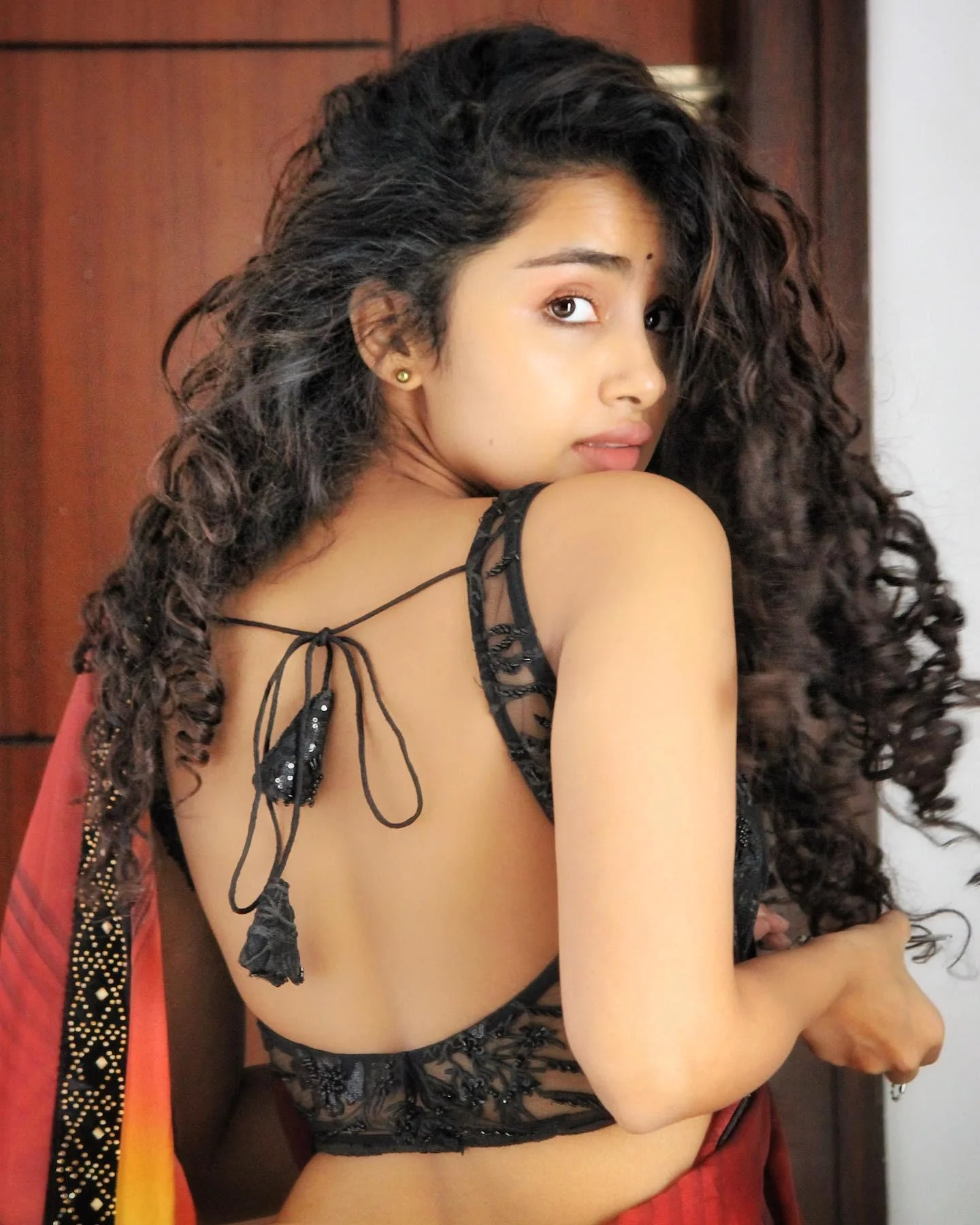 Anupama in Elegant Saree Look Wallpaper