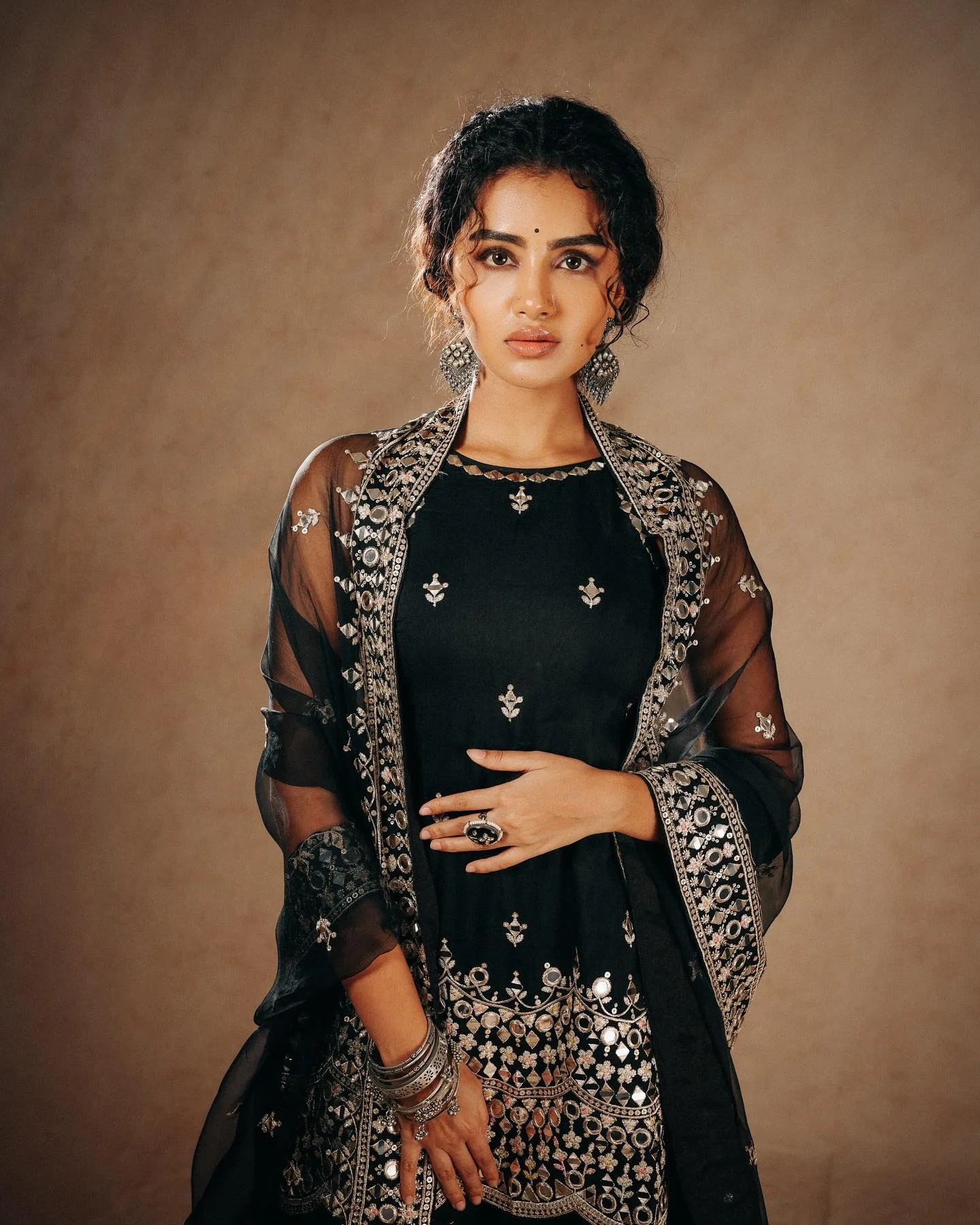 Anupama Parameswaran in Black Traditional Wear Hd Wallpaper