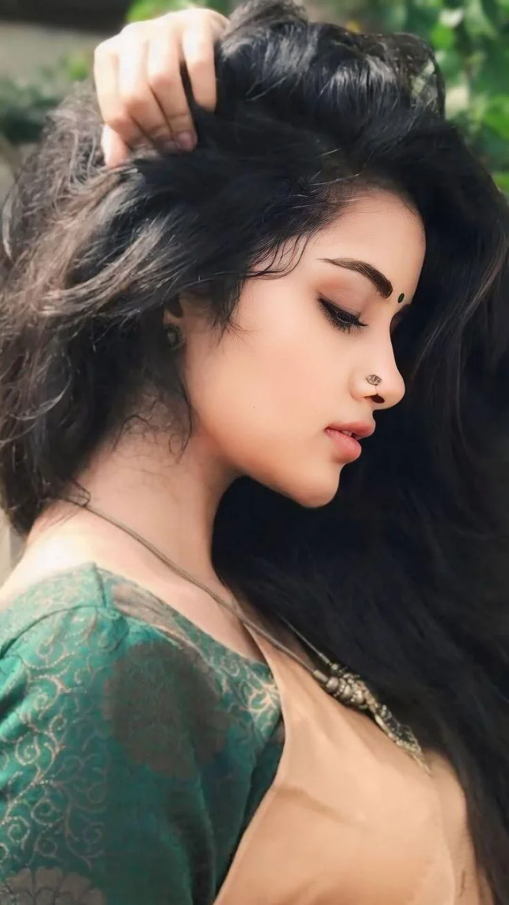 Anupama Parameswaran in Elegant Saree Hd Wallpaper