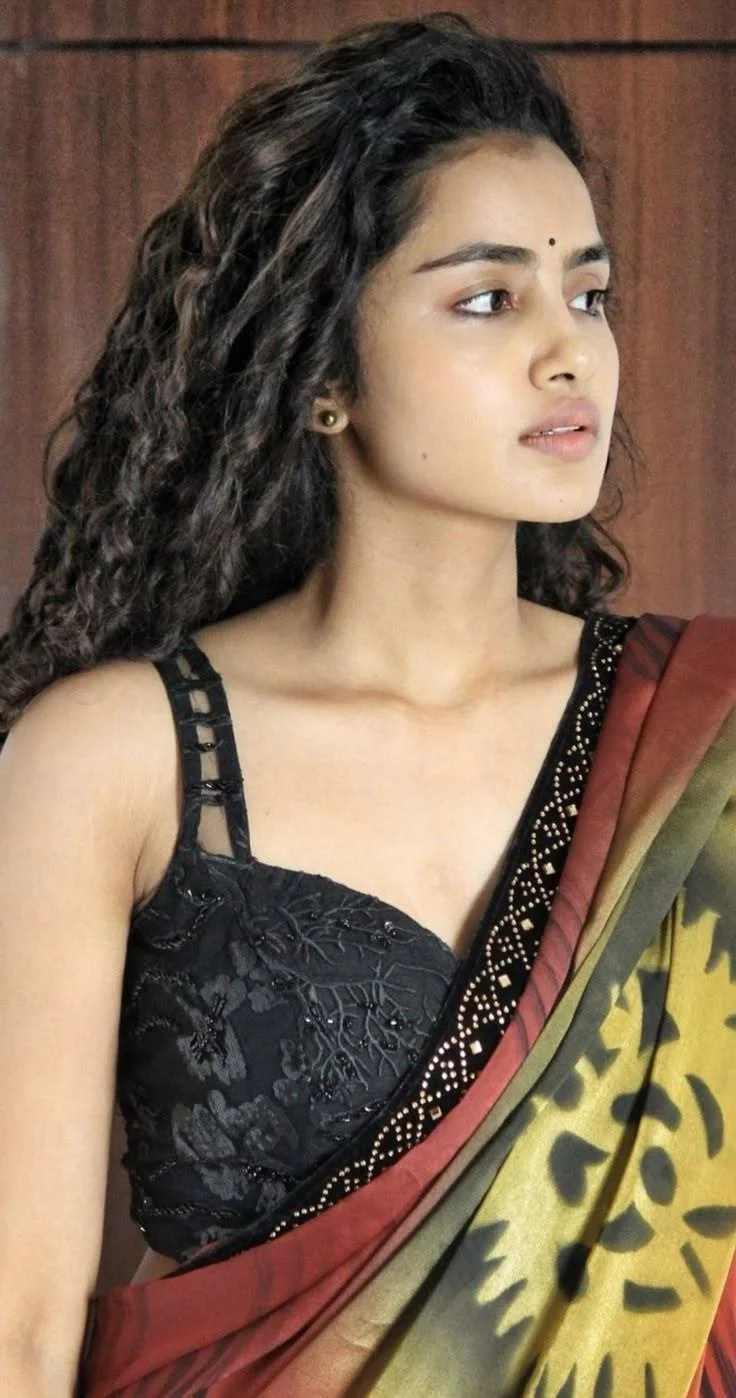 Anupama Parameswaran in Elegant Saree Look Wallpaper
