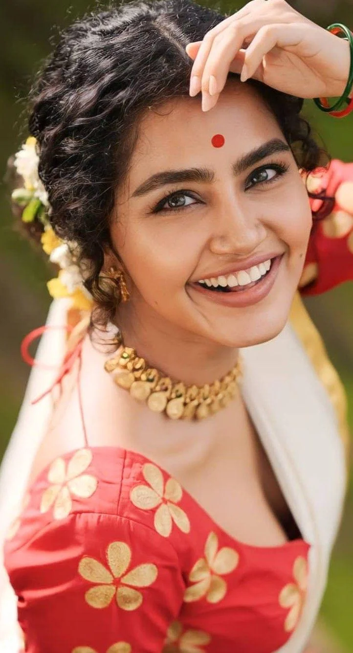 Anupama Parameswaran in Kerala Saree Dress Hd Photo