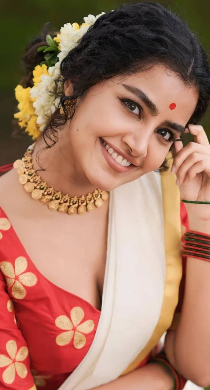 Anupama Parameswaran in Kerala Saree Hd Picture