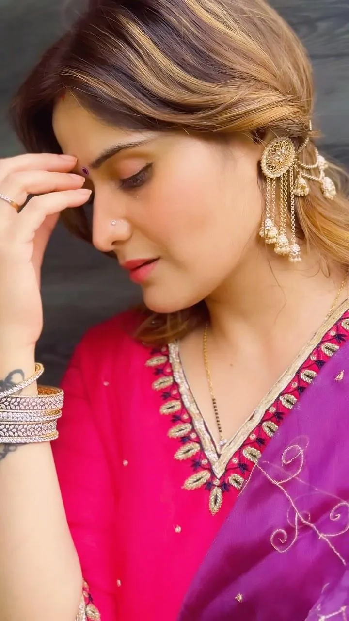 Arti Singh looks serene in a pink and purple saree moment