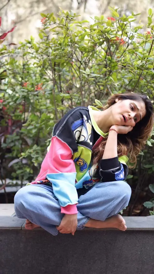 Arti Singh relaxes in casuals and a vibrant oversized tee