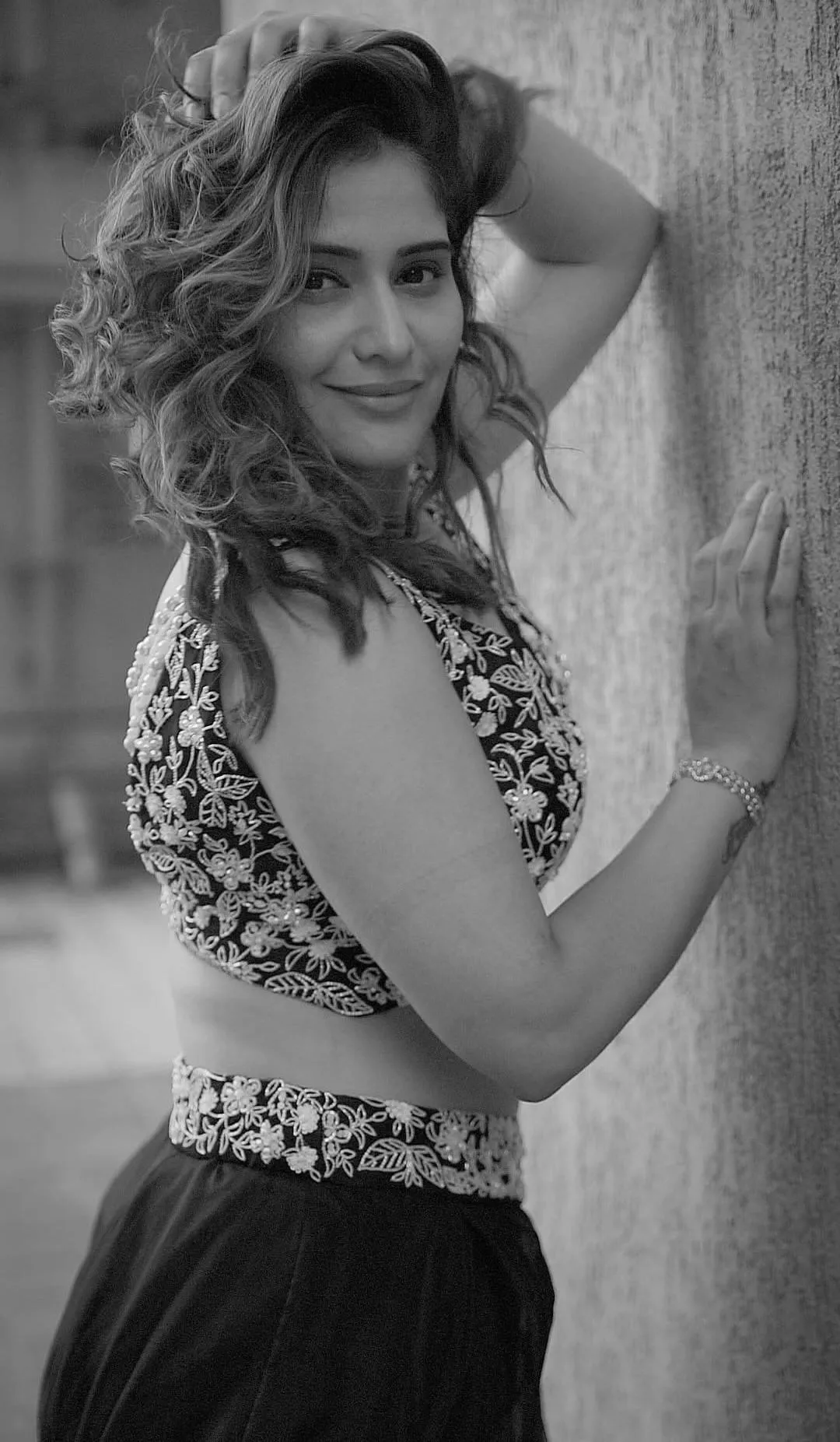 Arti Singh smiles in black and white sleeveless wallpaper