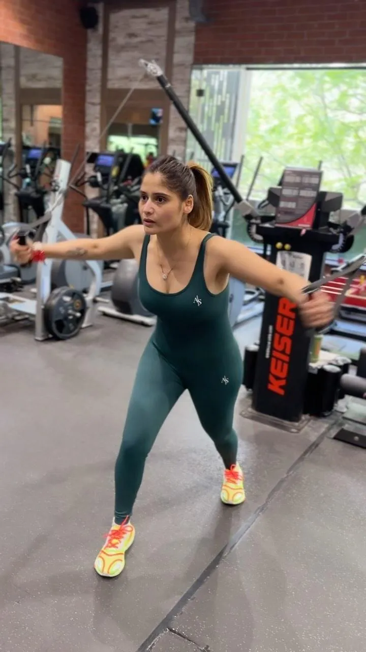 Arti Singh works out in sports wear in a gym free wallpaper