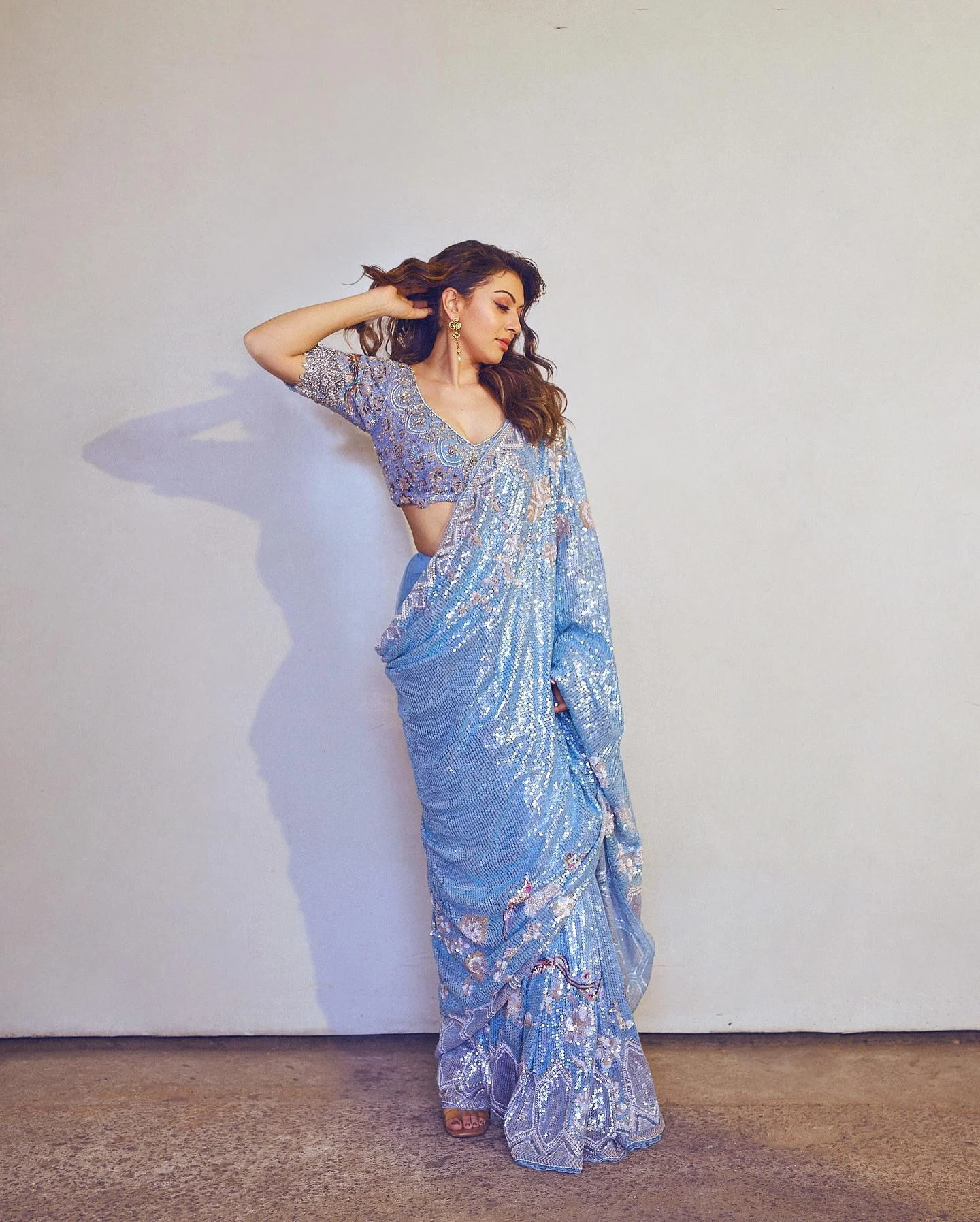 Hansika Motwani in Blue Saree HD Wallpaper