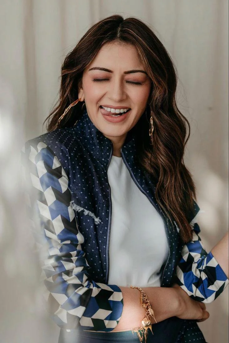 Hansika Motwani in Cute Reaction HD Wallpaper