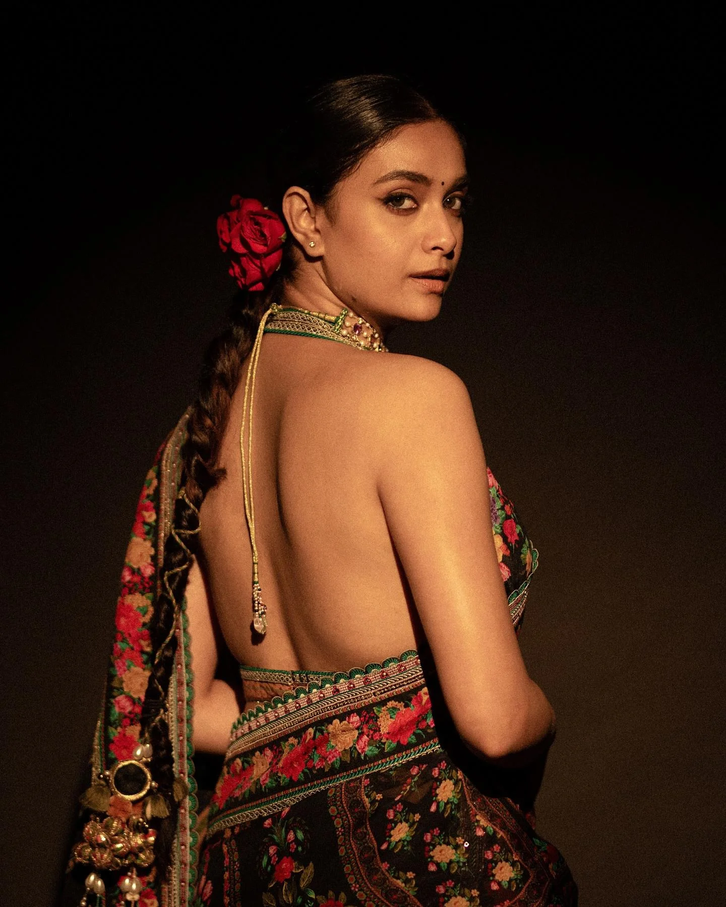 Keerthy Suresh Dazzles in Floral Black Saree Hd Picture