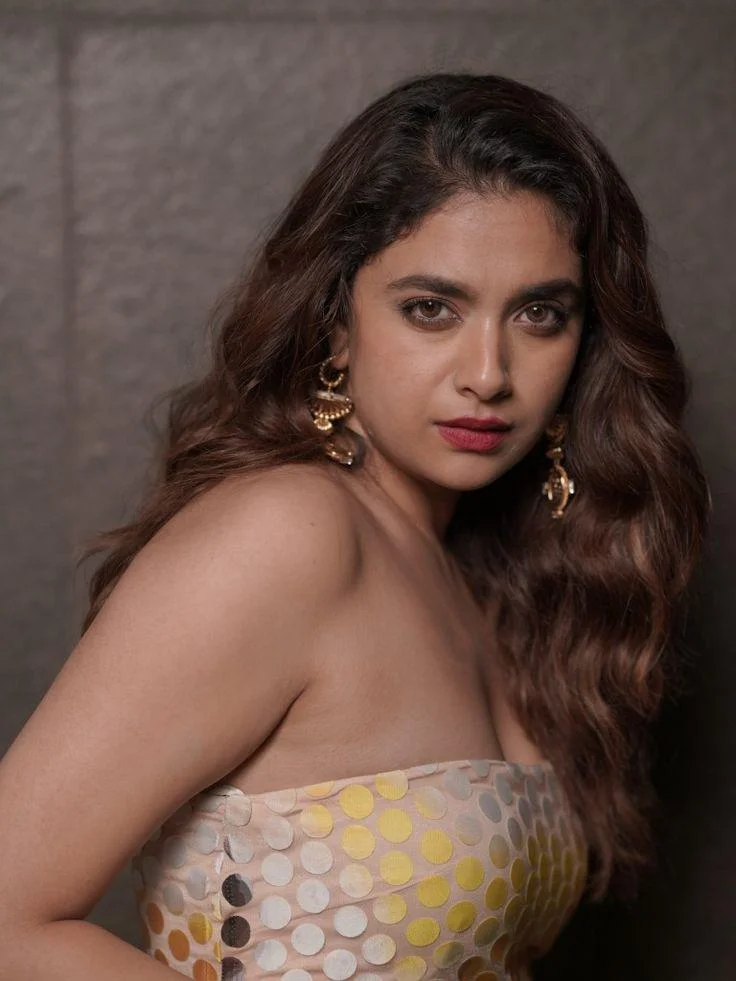 Keerthy Suresh Hot Look Hd Wallpaper