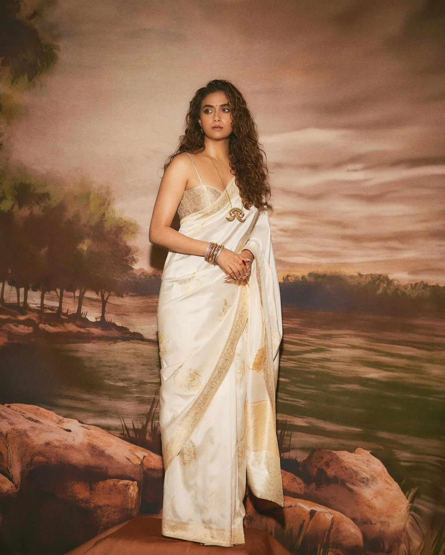 Keerthy Suresh in Elegant Cream Saree Picture