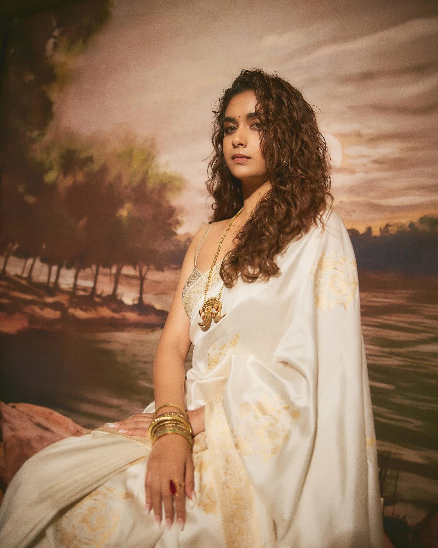 Keerthy Suresh in Elegant Cream Saree Wallpaper