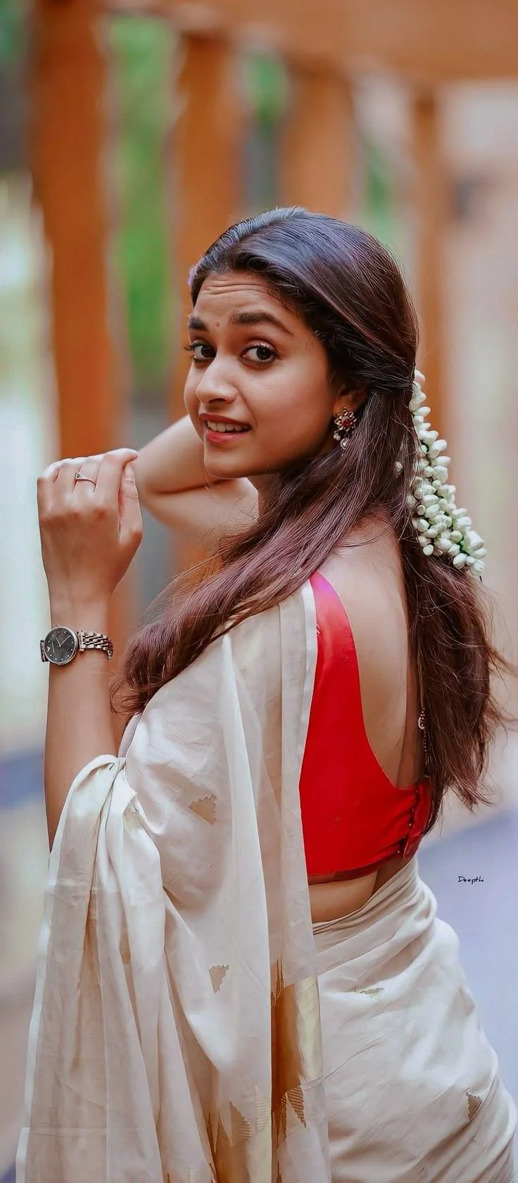 Keerthy Suresh Radiates Elegance in White Saree Look