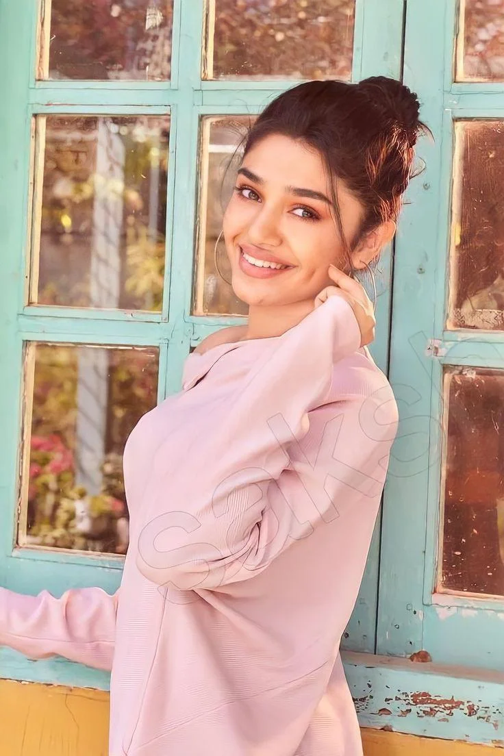 Krithi Shetty Cute in Pink Hd Image