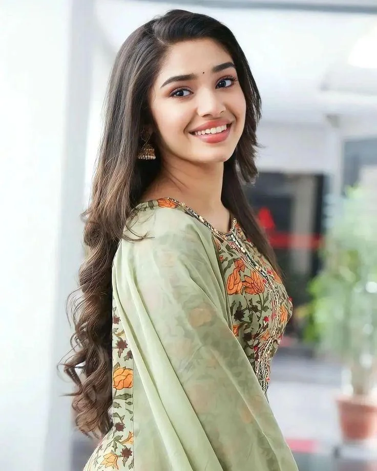 Krithi Shetty Cute Smite Hd Wallpaper