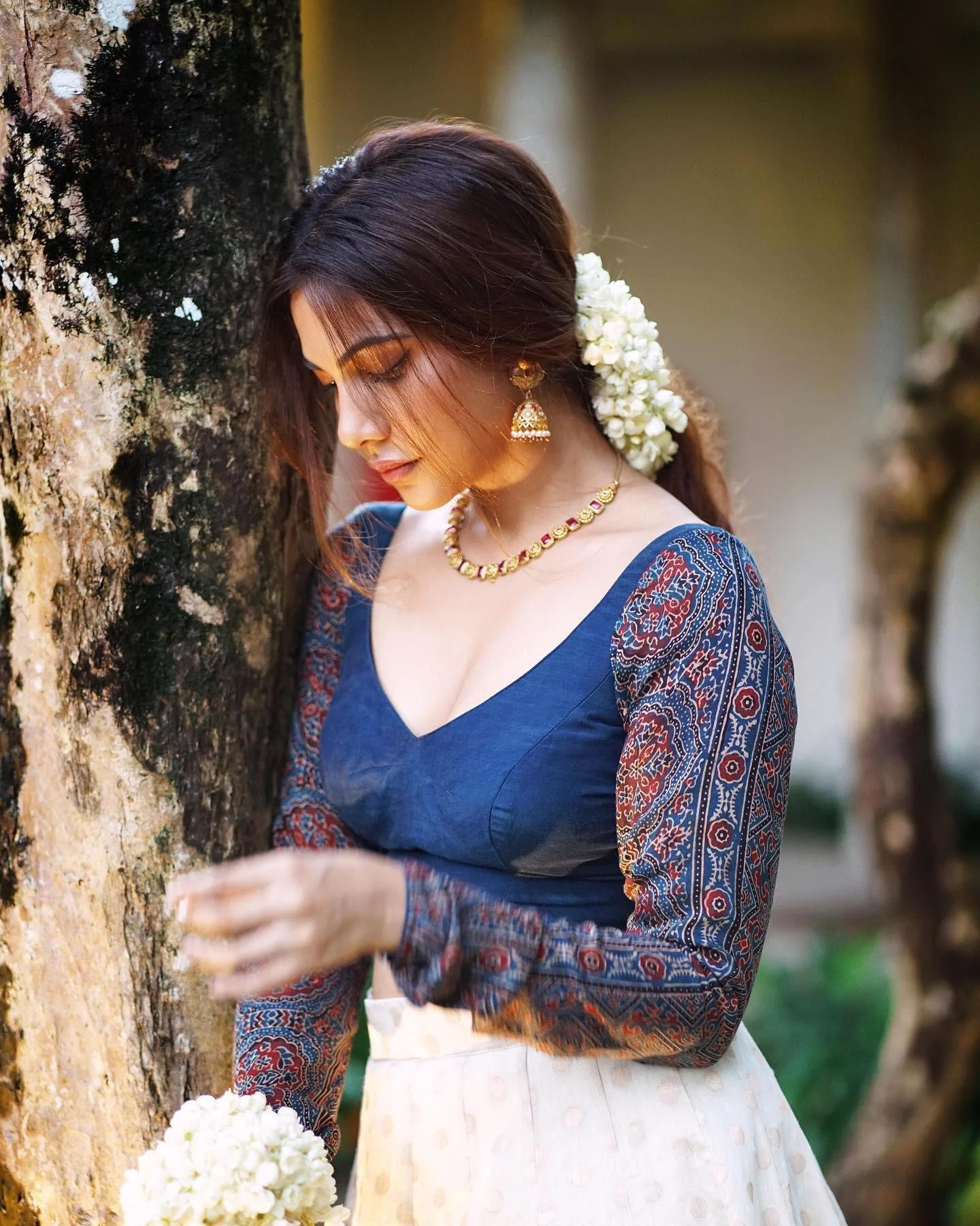 Actress Madonna Sebastian Traditional Glow Hd Wallpaper