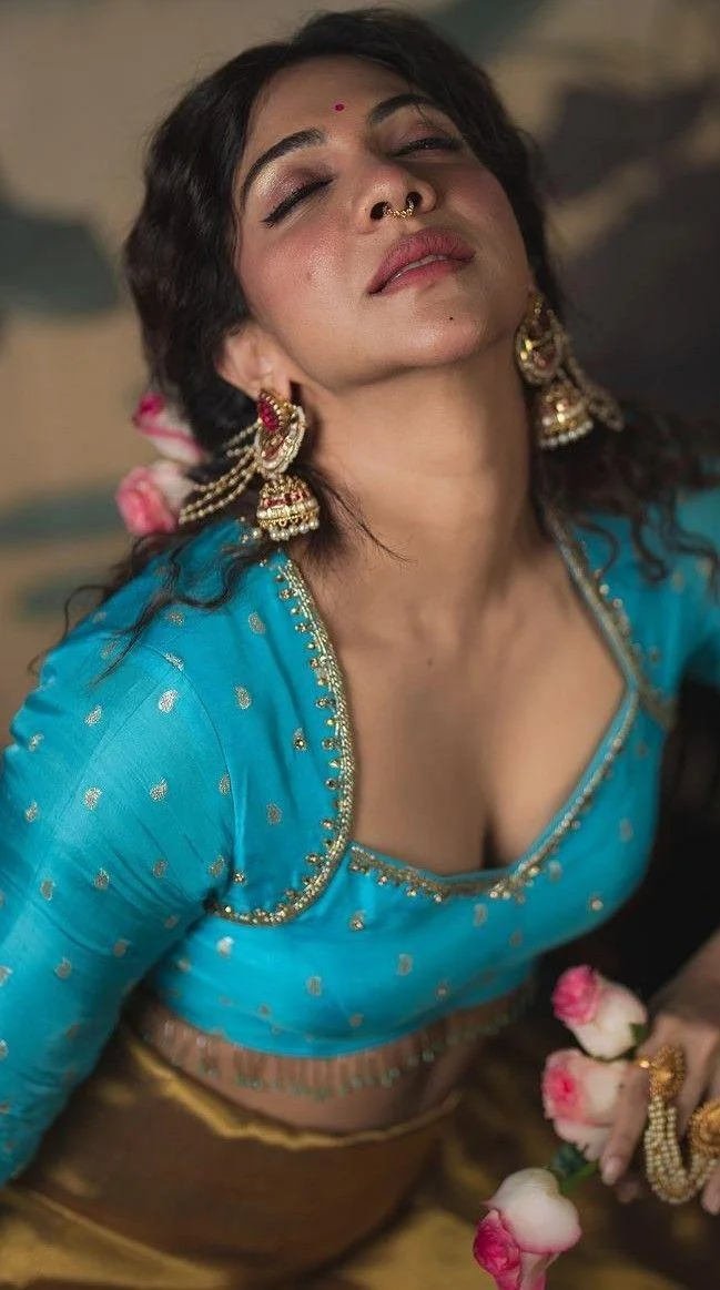 Madonna Sebastian hot in Ethnic Wear Hd Wallpaper