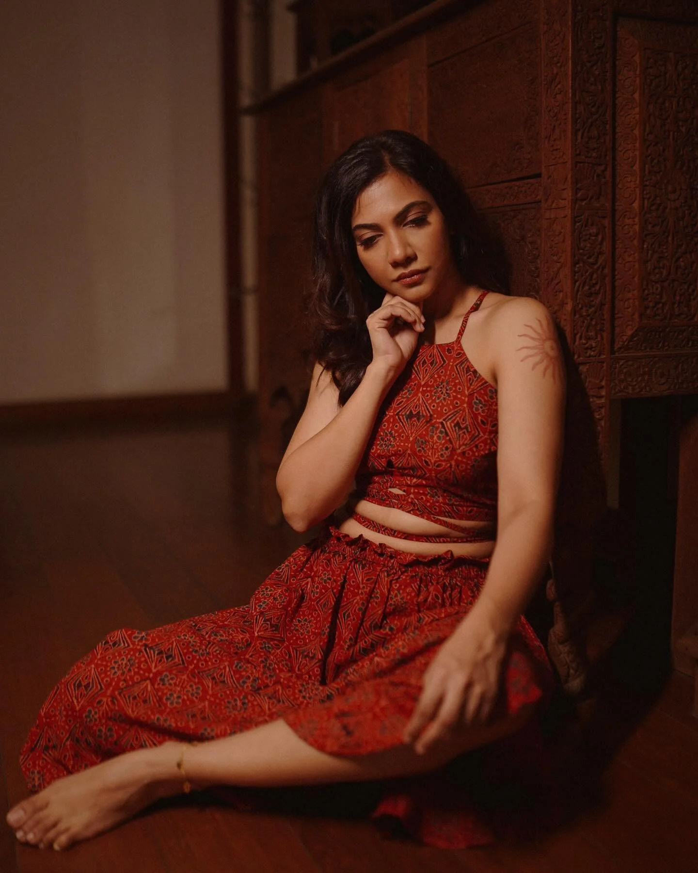Madonna Sebastian Red Ethnic Wear Hd Wallpaper