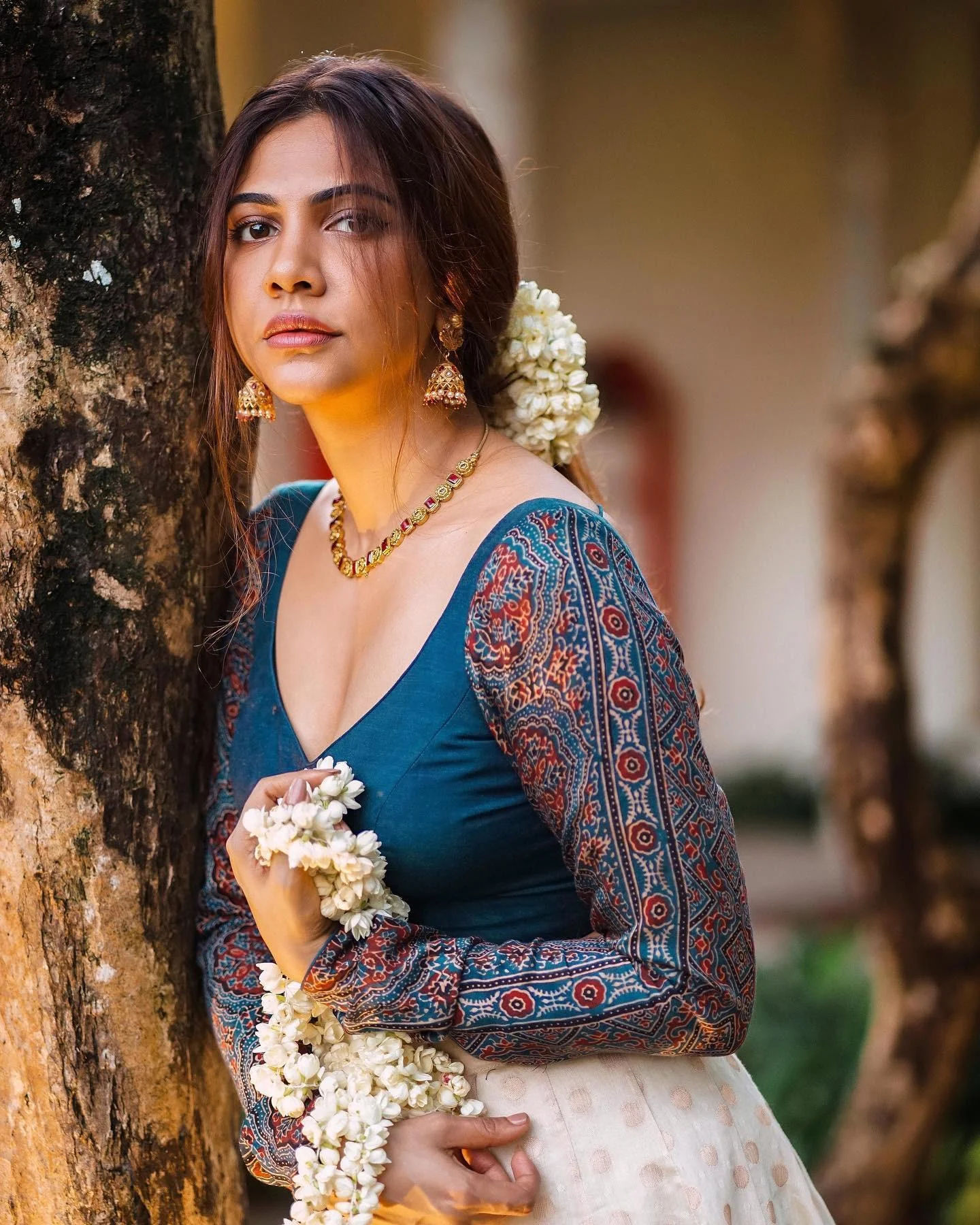 Madonna Sebastian Traditional Glow Wallpaper