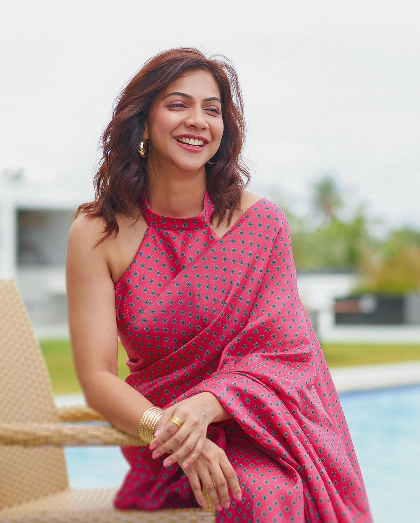 Smiling Madonna Sebastian in Pink Saree Hd Wallpaper