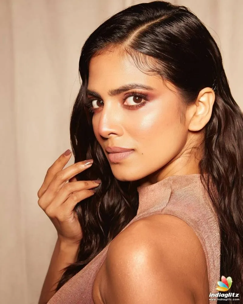 Attractive Malavika Mohanan Glows in Peach Dress Image