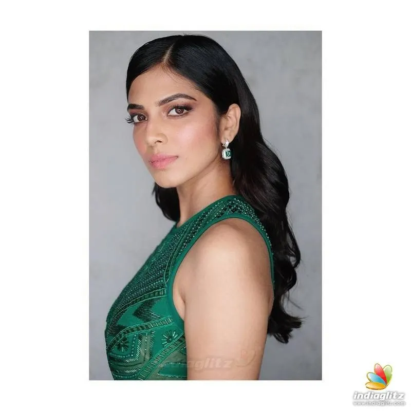 Attractive Malavika Mohanan in Green Saree Side Look Image