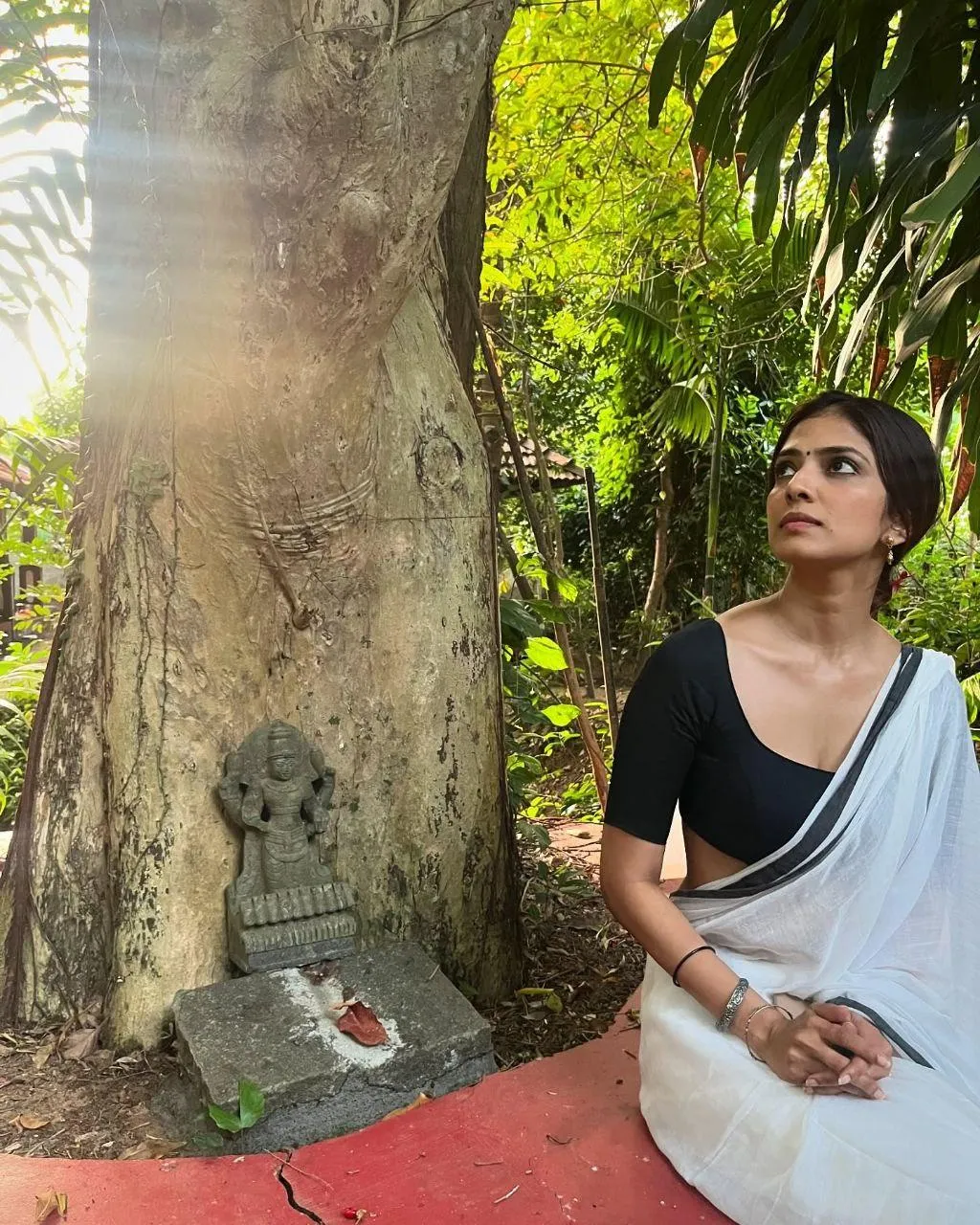 Attractive Malavika Mohanan in White Saree Outdoor Photo