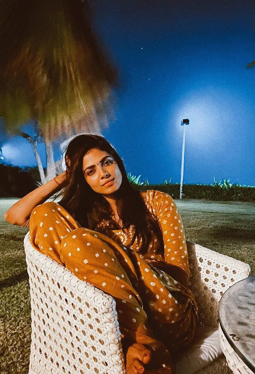 Beautiful Click of Malavika Mohanan Chic in Beach Saree Pose