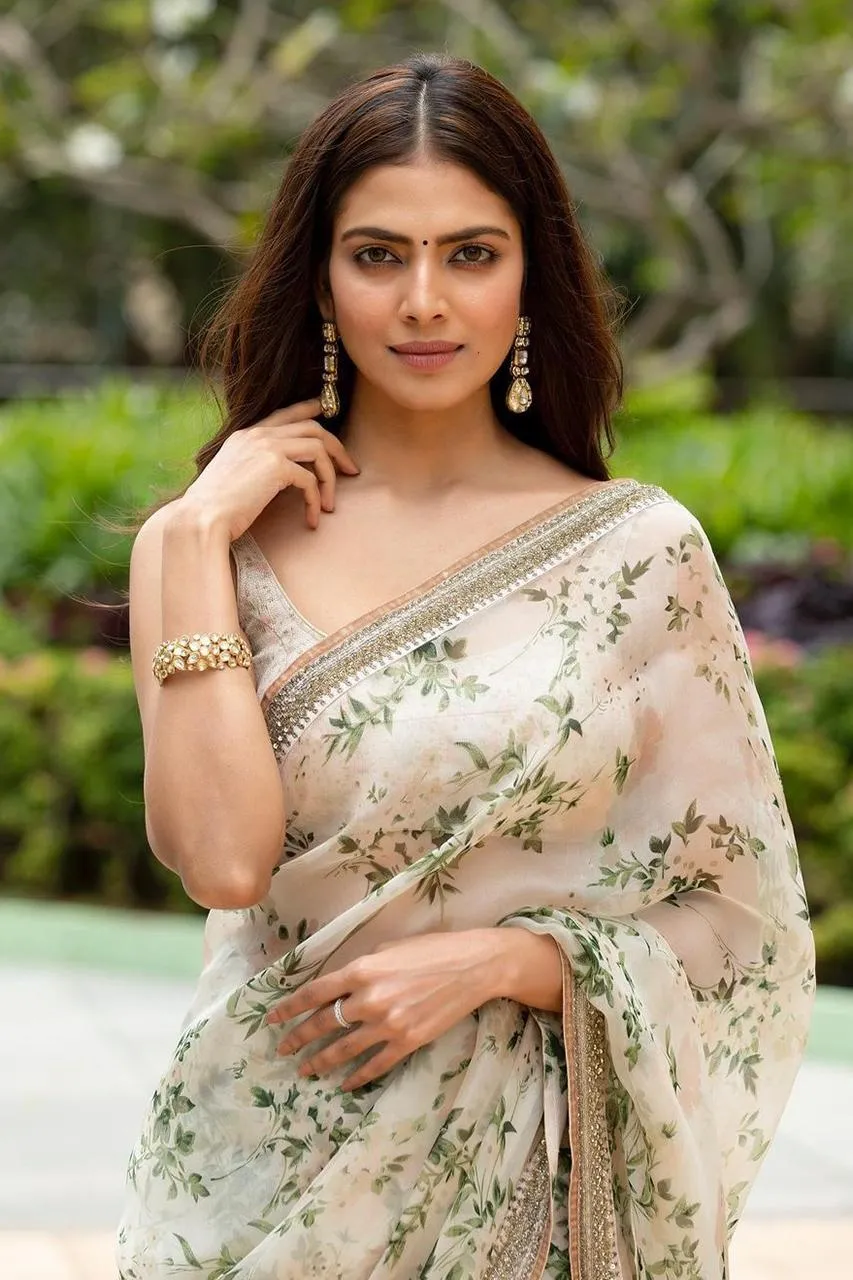 Beautiful Malavika Mohanan Charming Hot Traditional Look