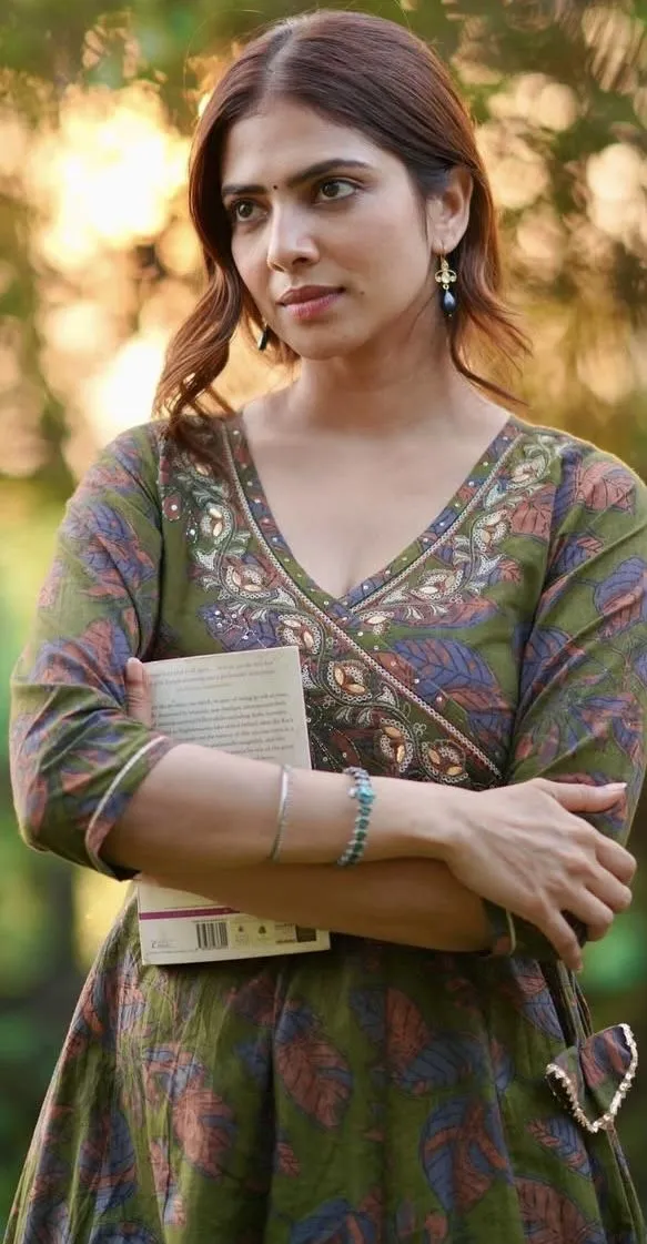 Beautiful Malavika Mohanan Hot Charming Traditional Outfit