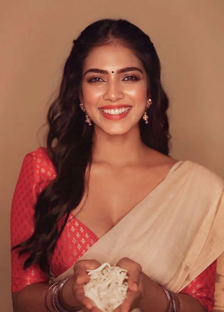 Beautiful Malavika Mohanan in Elegant Saree Traditional Look