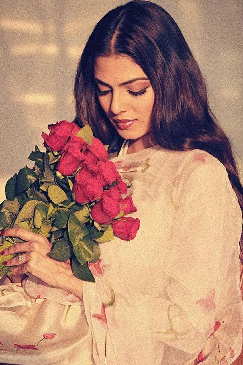Beautiful Malavika Mohanan in Saree with Fresh Flowers Image