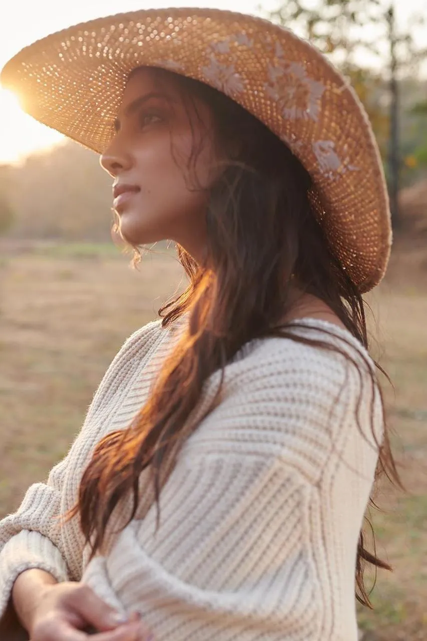 Beautiful Malavika Mohanan Sensual Summer Hat Fashion Look