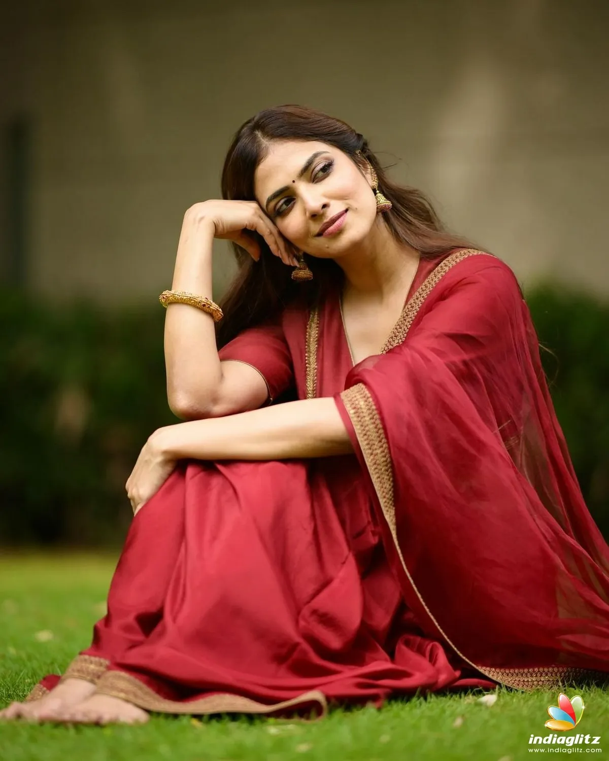 Beautiful Malavika Mohanan Sitting Calmly in Saree Wallpaper