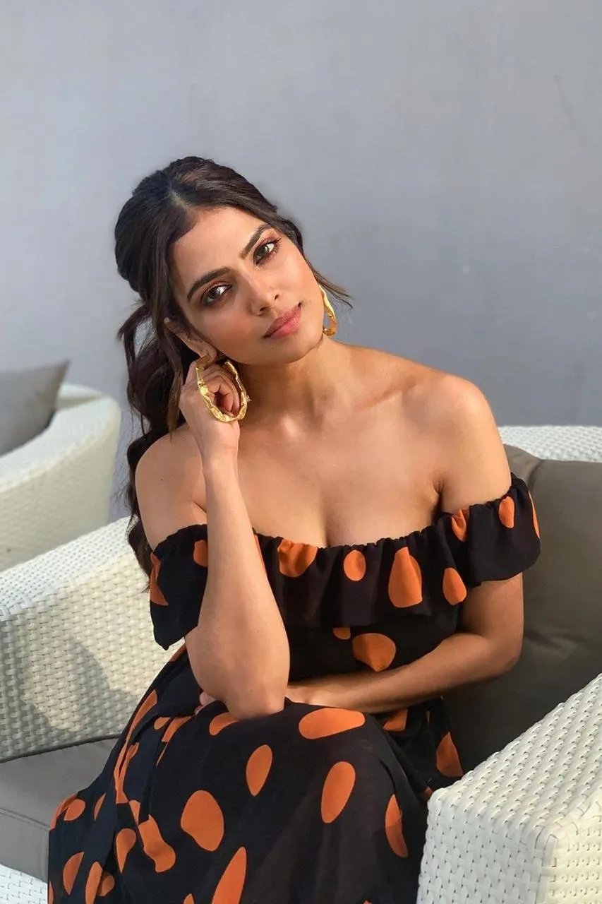 Beautiful Malavika Mohanan Stunning Charming Fashion Shoot