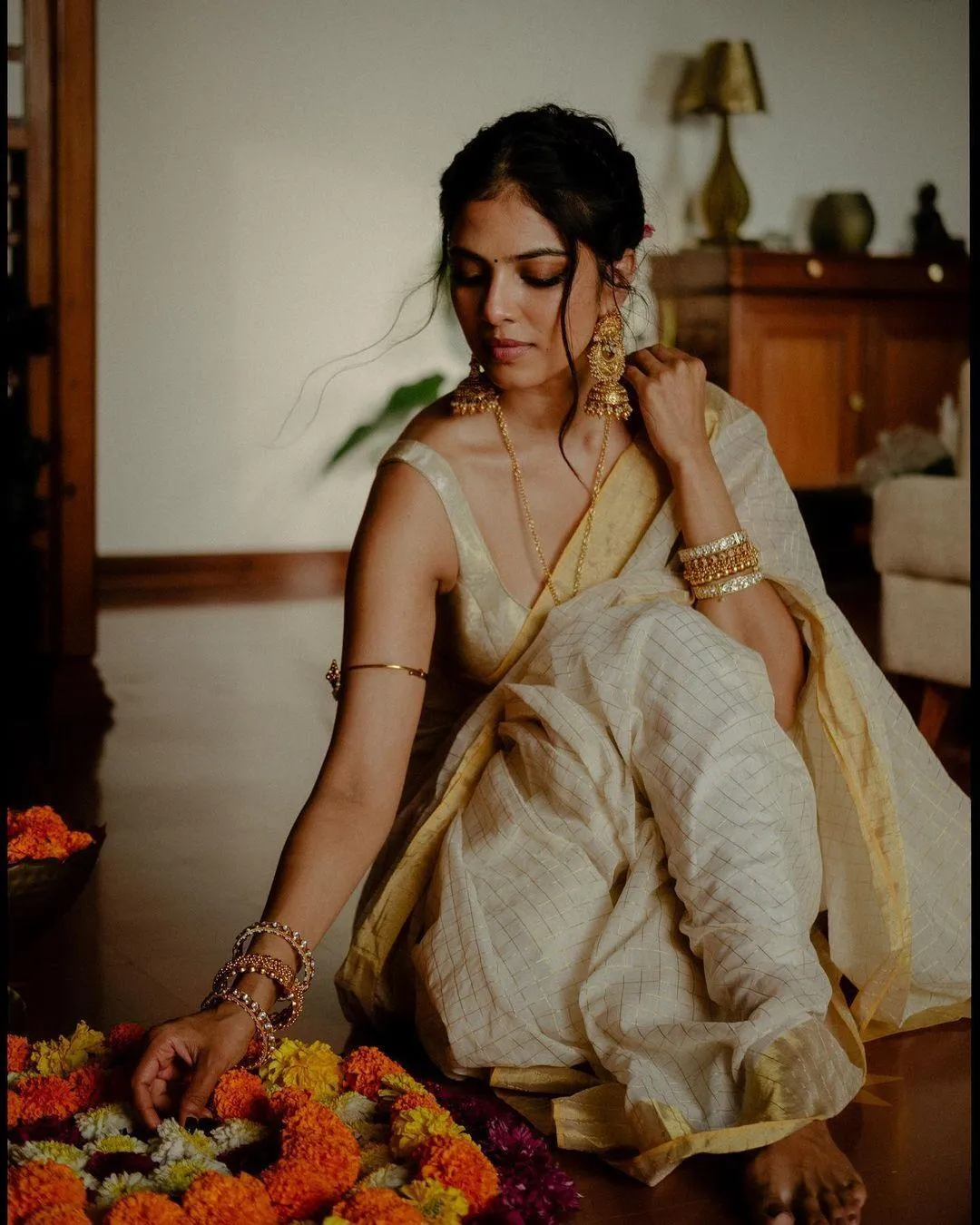 Beautiful Malavika Mohanan Stunning Hot Traditional Outfit
