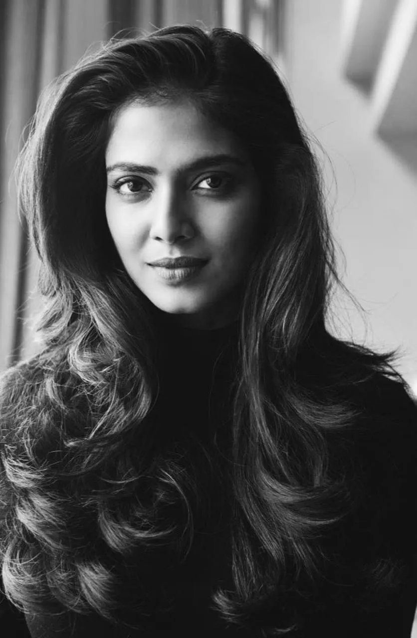 Charming Malavika Mohanan Beautiful Black White Wallpaper