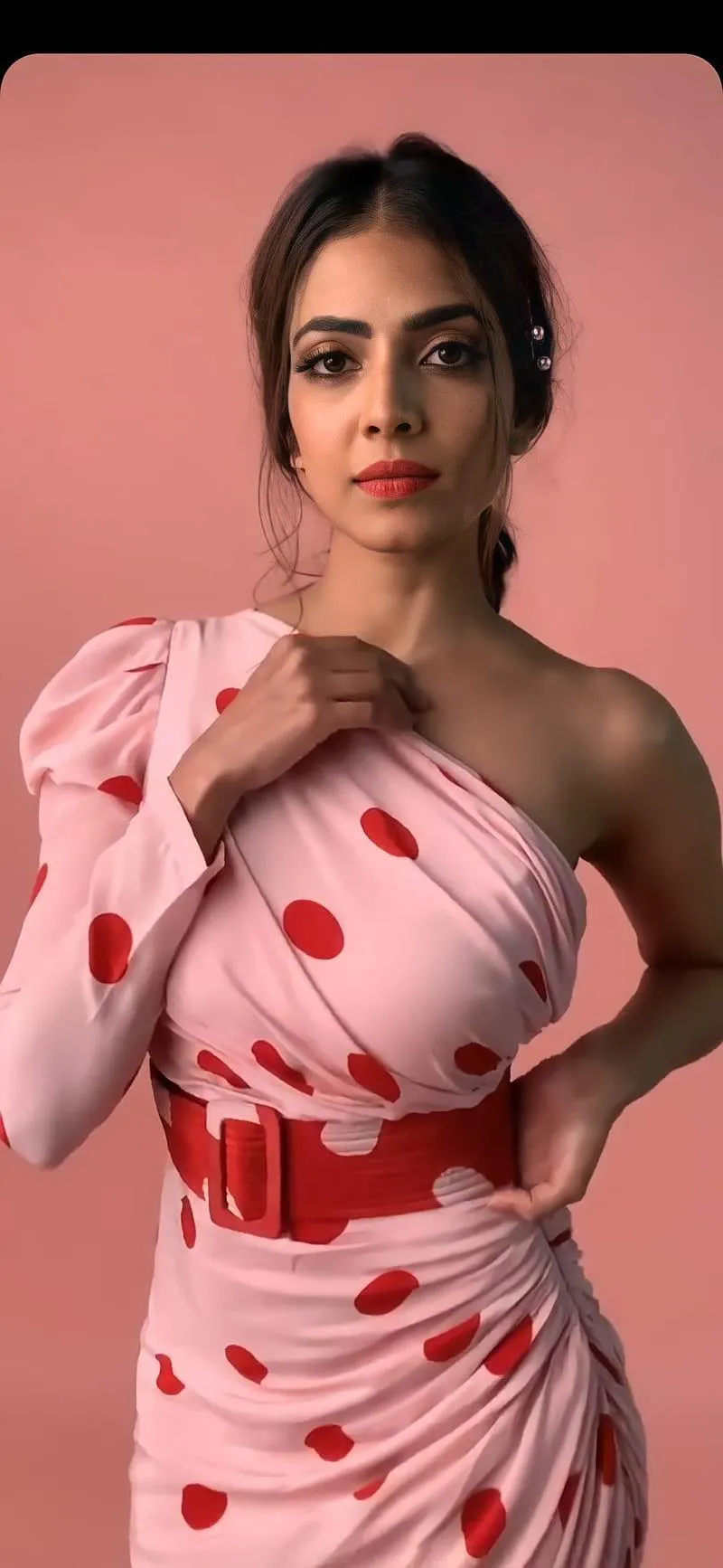 Charming Malavika Mohanan Beautiful Pink Dress Look Image