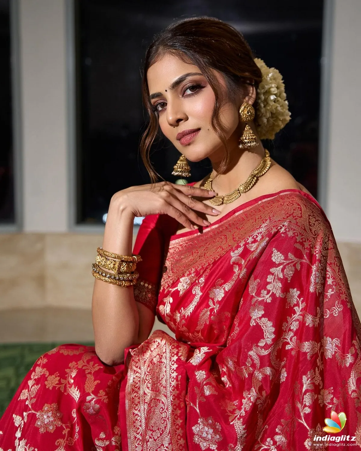 Charming Malavika Mohanan in Printed Saree Sitting Wallpaper