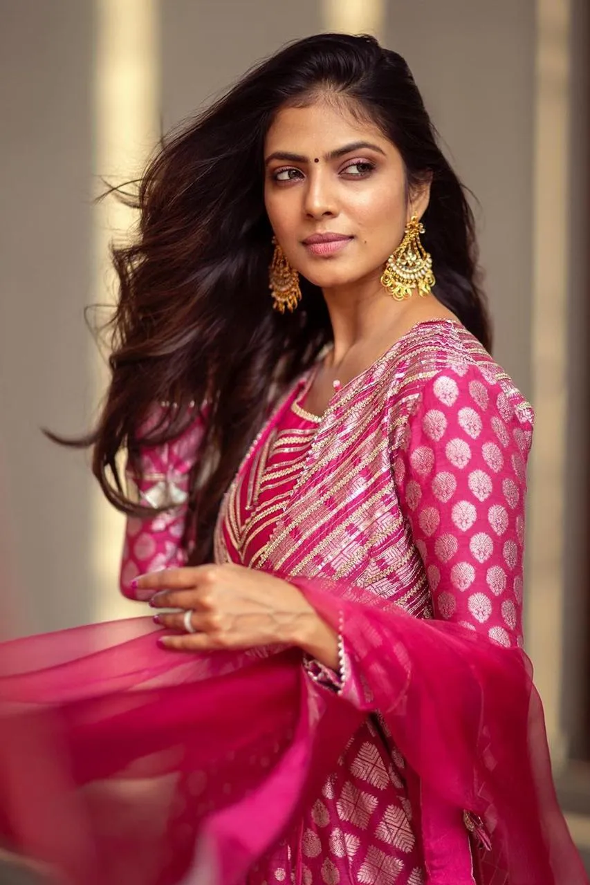 Glamour Pic of Malavika Mohanan Pretty Smile in Pink Saree