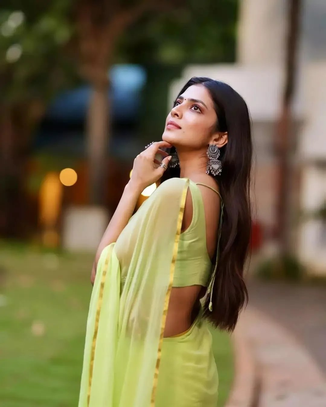 Gorgeous Malavika Mohanan Draped in Green Saree Look Image
