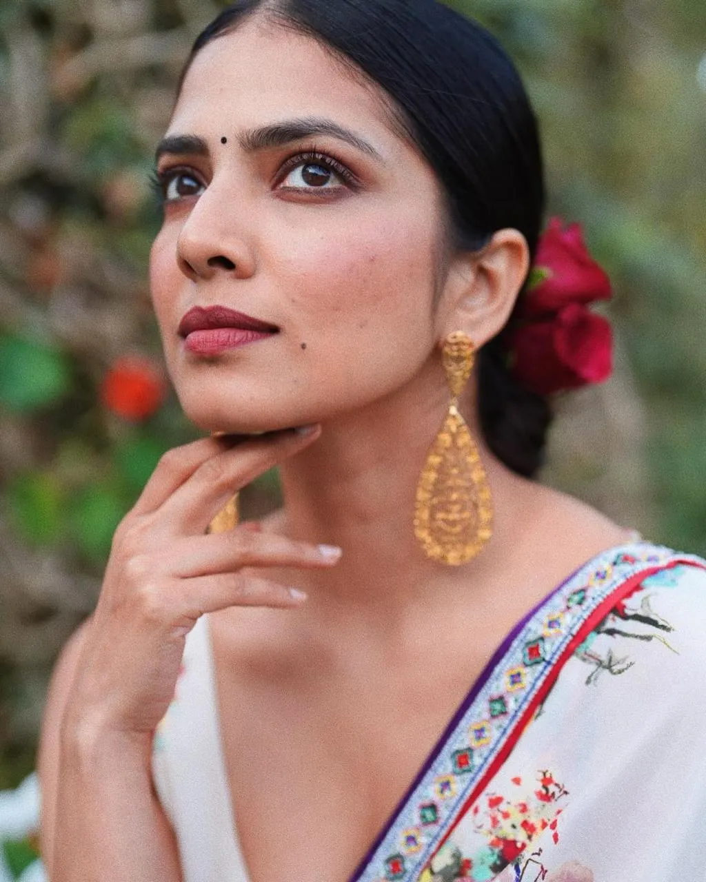 Gorgeous Malavika Mohanan Elegant Portrait in White Saree