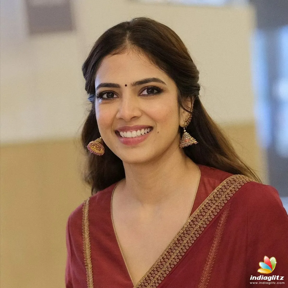 Gorgeous Malavika Mohanan Smiles in Simple Saree Look Image