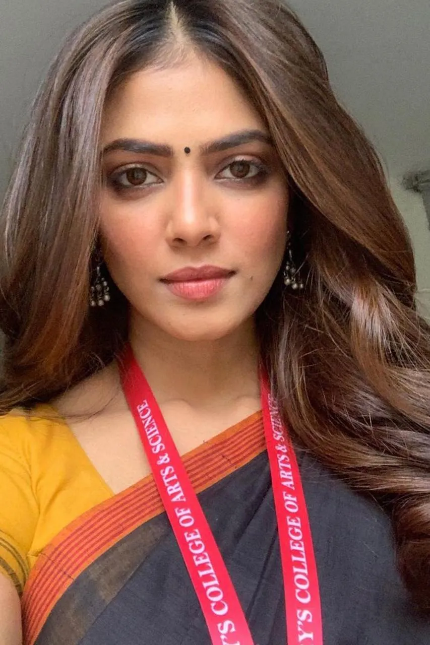 Gorgeous Picture of Malavika Mohanan Pretty in Pink Outfit