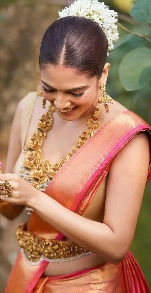 Hot Malavika Mohanan Draped in Red Saree Traditional Pose