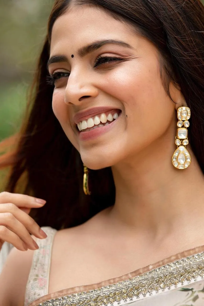 Hot Malavika Mohanan Gorgeous Attractive Smiling Portrait